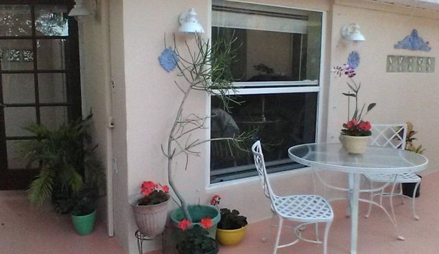 Cozy secluded cottage in center of town in Sebastian