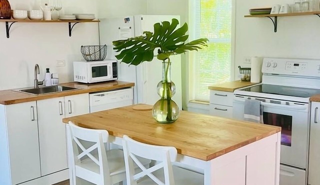 Cozy serene affordable loft in a quiet neighborhood 15-20 minutes to the beach!