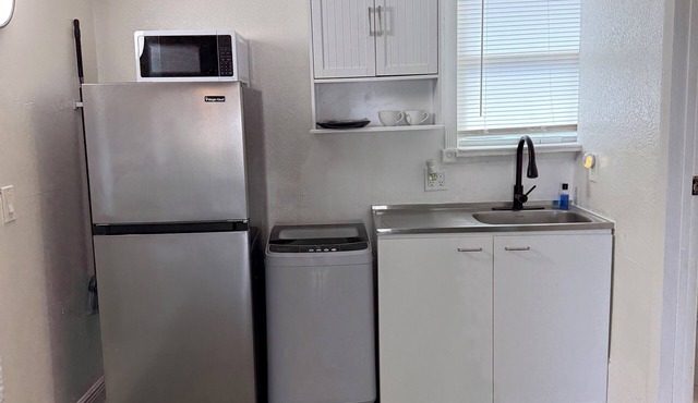 Cozy studio, centrally located, WiFi, free parking, pet friendly