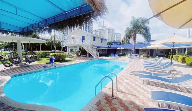 Cozy Studio Room 1 Block from Beach with Pool & More