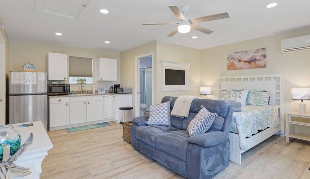 Cozy Studio Escape at Gem 2, 4 blks to beach, convenient location to Jax Beach Fun!