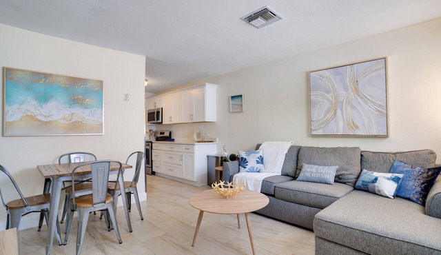 Crystal Sands Beach House in IRB! Great location 2/1