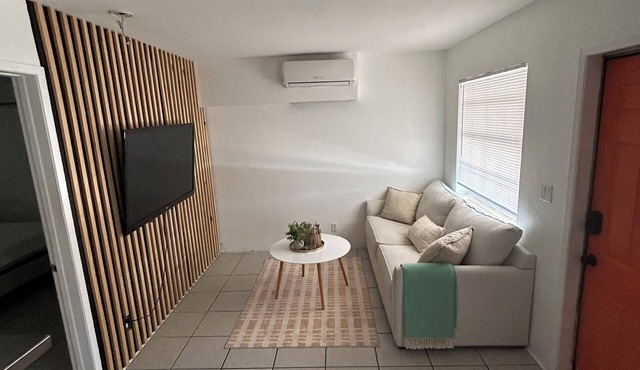 Cute One Bedroom Near the Beach that is located minutes from Las Olas Blvd; Port