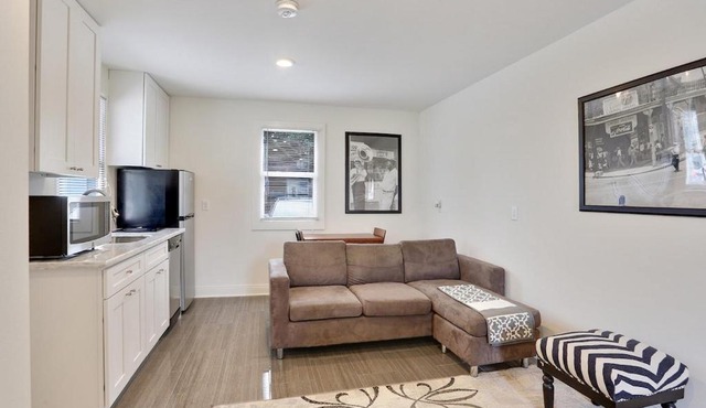 Cute Studio 7blocks from French Q steps to Jazz venues, free gated parking included in New Orleans