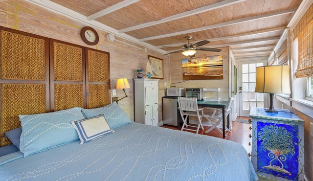Day Trader's Heaven in Key West Bliss. A studio in Old Town with a Pool