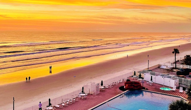DAYTONA BEACHFRONT Condo, Amazing OCEAN Views, Heated Pool, Hot Tub, King Bed