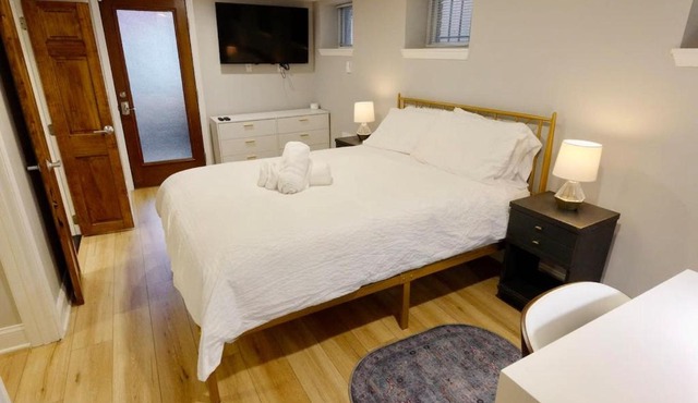 DC Beckons Darling Apt Sleeps 4 in Washington