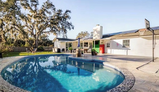 Delightful 4-bedroom house with pool in charming Brandon