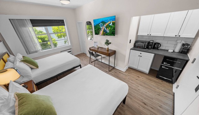 Deluxe Two Queen Beds - Steps from Beach - Included Parking - Free Beach Chairs in Miami Beach
