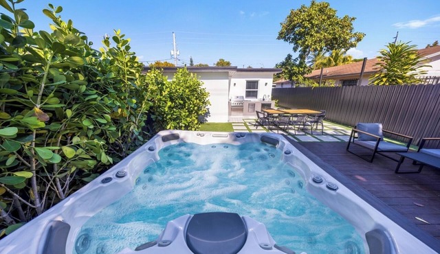Design Dist Cozy New Home | BBQ and Private HotTub