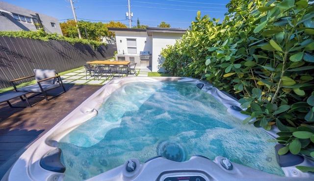 Design District Escape | BBQ and Private HotTub