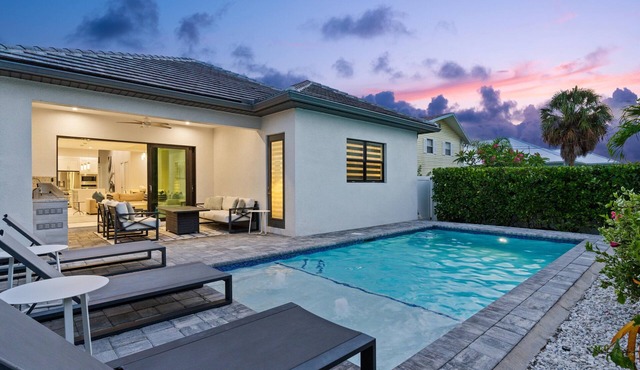 Designer Home, Heated Pool, Close to Beaches ,Game Room with Pinball, FREE BIKES
