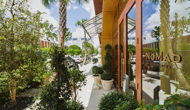 Designer Studio with Balcony Walk to Restaurants Art Nightlife