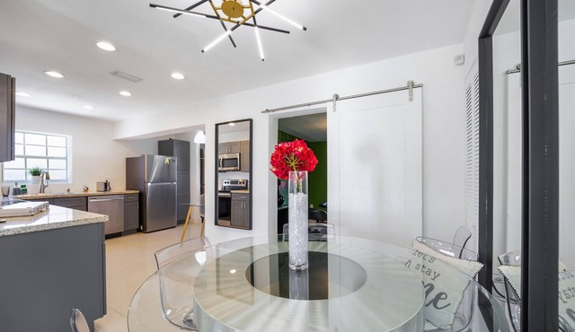 Dior Gorgeous Waterfront Villa, Infinity Pool & Hot Tub, Poker & Cinema rooms