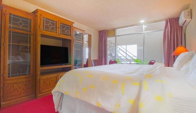 Discover King Unit, Free Parking, Pets Allowed; Steps Away From Cattlemans Cafe in Liberal