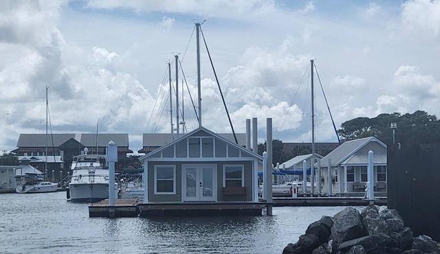 DOCK HOLIDAY - The View! Hidden Gem! Pristine! Quiet! Go fish! Dock a boat!