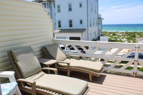 Dog-friendly beachfront townhouse with balcony 2 bikes W&D in Rosemary Beach