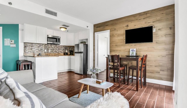 Dog-friendly condo with a kitchenette, AC, pools, hot tubs, tennis, & gym