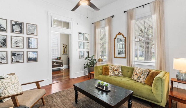 Downtown 3BR Cottage: 5m Walk + Pets OK