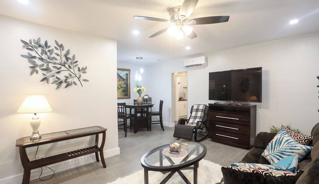 Downtown Hollywood Classy One Bedroom! 2miles to Hollywood Beach