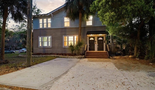 Downtown San Marco Living-Duplex, firepit, spa and BBQ
