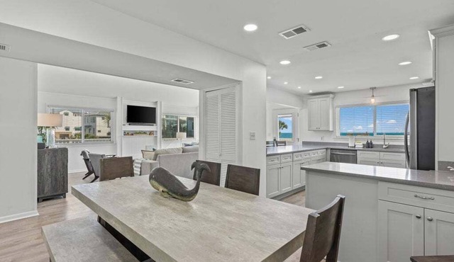 “Eastside Wave” - Gulf Trace - Private Pool - Sleeps 12 - 100 Steps to the Gulf in Grayton