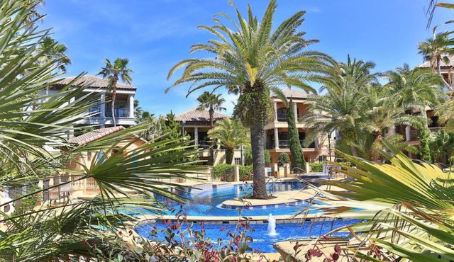 Easy beach access dogs welcome gated community large pool