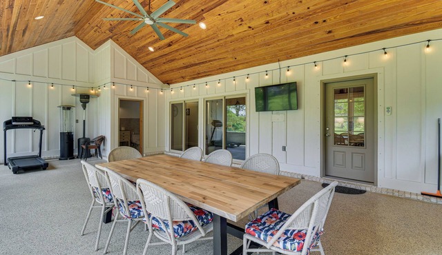 Elegant Home w/Outdoor Kitchen in Robertsdale
