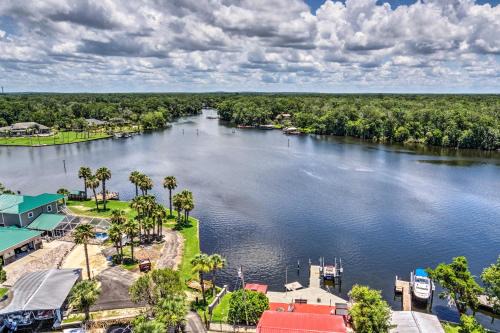 Elevated Deck! Fun-Filled Homosassa River Home