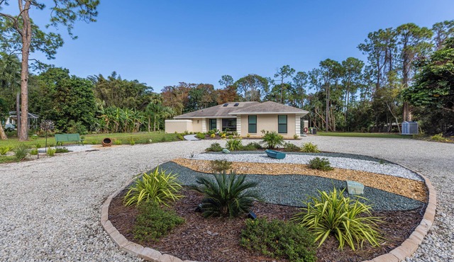 Enchanting 3BR house 2.5 wooded acres, Naples. AC/WiFi/Pet. Long Stay Discounts!