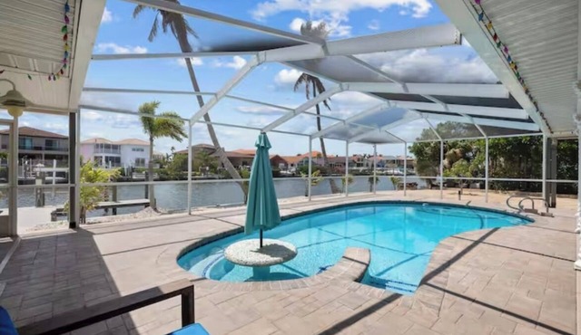 ENDLESS SUMMER. Beautiful waterfront vacation home