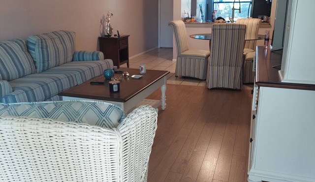 Enjoy golf, PB, Disney on this 2nd Floor gated condo! 10 mins from airport.
