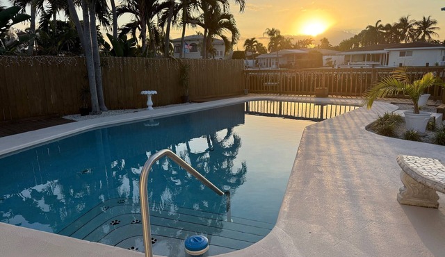 Enjoy the perfect vacation! POOL AND WATER FRONT! Pompano Beach. SLEEP 12 PEOPLE