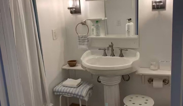 Enjoyable 1-bedroom studio with AC in vibrant Miami