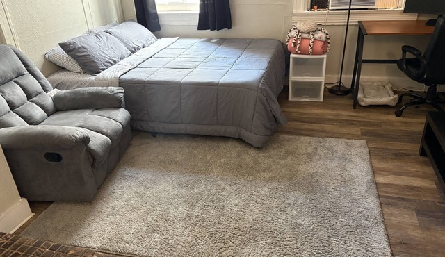 Enjoyable Studio Near Orlando w/Kitchen + Free Parking in charming Sanford