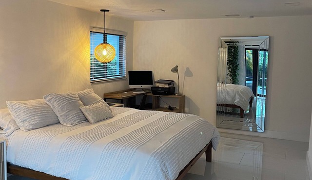 Entertaining & Modern home, Champagne Spa & Gazebo