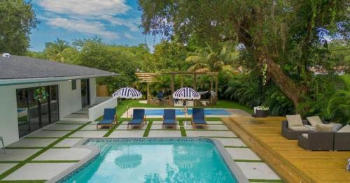 Entertaining Villa w Pickle Ball & Mini Golf, Grill in Miami