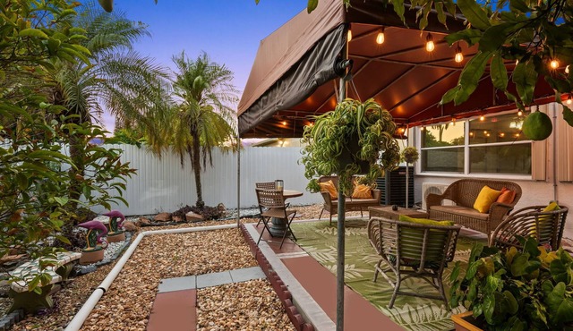 Epic! 3 miles to Hard Rock Stadium. King bed-BBQ-Free Parking. Midpoint location