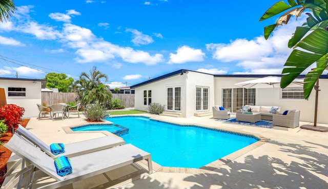 Escape to your very own private oasis in Naples, Florida! Close to all !