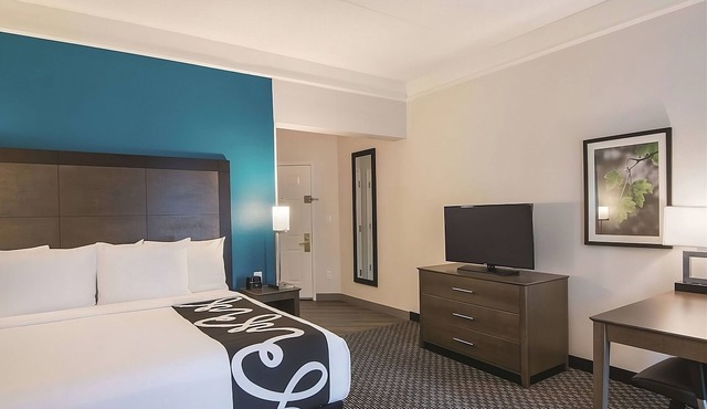 Executive King with Pool View, La Quinta Inn & Suites, Free Breakfast, Near UCF