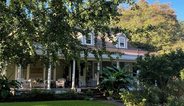 Experience Southern Comfort -Beautiful 4BR Home with Front Porch Charm & Pool! in Natchitoches