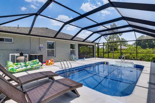 Fairways & MLB Fun! Poolside Haven in Lehigh Acres