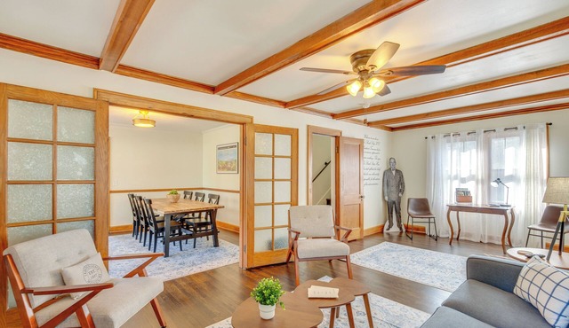 Family Friendly 5 Mi to Stadium, Walk to Eateries in Independence