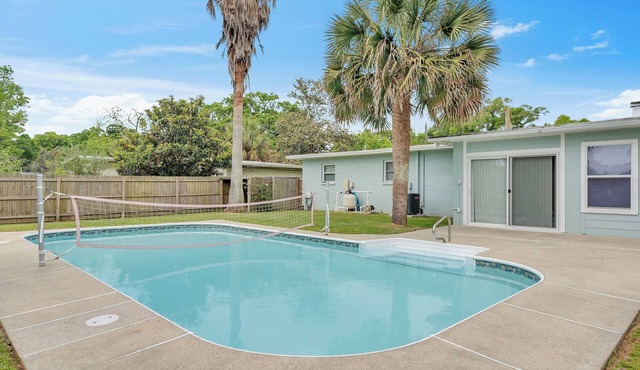 Family Getaway w-Pool, Park & Near Beaches