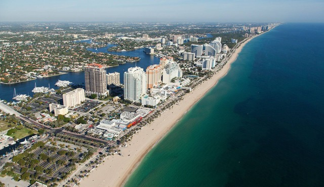 Fantastic Location sleep 9 with 7 beds a short walk from the ocean!