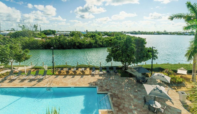 Fantastic View! 2 Relaxing Rooms, Free Breakfast, Outdoor Pool, Pets Allowed!