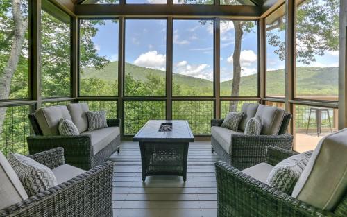Fireside Sips, Soothing Hot Tub Soaks, Hiking Trails, Lakeside Dining & Scenic Golf - Field of Stars in Marblehill