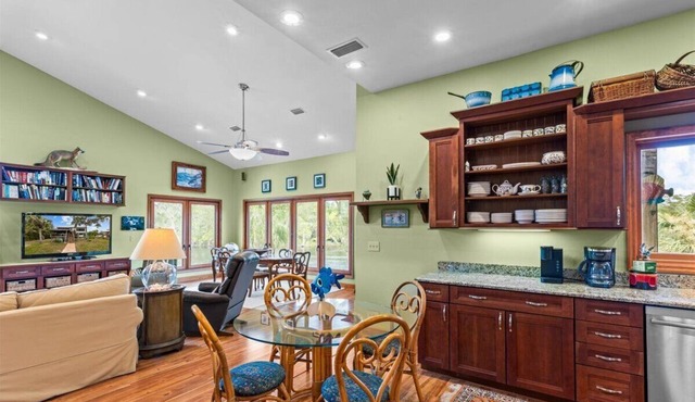 Fisherman's Cove -Waterfront home with private dock on the River sleeps 10 in Steinhatchee