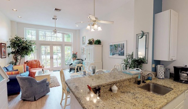 Foundry 7 - History in Paradise - 2BD/2Bath - Truman Annex - Pool access