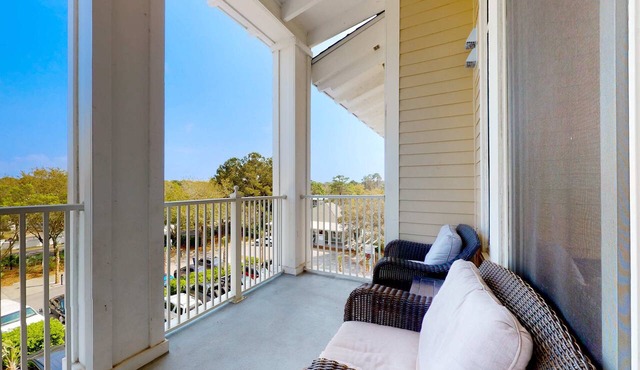 Fourth-floor studio with shared pool, fast WiFi, washer&dryer, & central AC in Miramar Beach